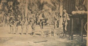 Ceremonia del Kula, comunarios haciendo ofrecimientos al jefe, inclinando la cabeza ante su autoridad. Cacicazgos de las Islas Trobriand. Malinowski, Argonautas del Pacífico Occidental (1922).