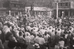 Albizu Campos dirigiéndose el sábado a los huelguistas de Yabucoa para que repudien el convenio de Alonso Torres.] El Imparcial, 22 de enero de 1934, página 15 