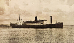 Vapor "Puerto Rico" de The New York and Porto Rico Steamship Co., que hace un viaje quincenal entre New York y los puertos de la isla. Monteagudo, Antonio M. ed., Escámez, Antonio ed. Álbum de oro de Puerto Rico: obra de divulgación cultural en pro de la fraternidad americana La Habana: Artes gráficas, 1939.